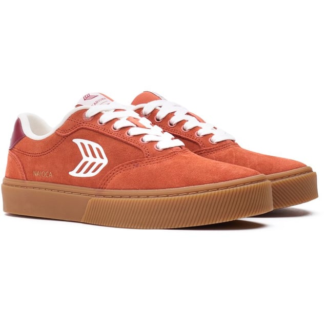 Spring in deze Cariuma Naioca trainers voor een eco-vriendelijke stijl en comfort. Ze hebben een zachte suede bovenkant, in een lichtgewicht silhouet, organische katoen veters, een gewatteerde memory foam binnenzool voor casual comfort en een stevige rubberen zool voor grip. Omarm coole, ontspannen ontwerpen met een goed geweten en geef je garderobe een boost met deze merk skater sneakers.