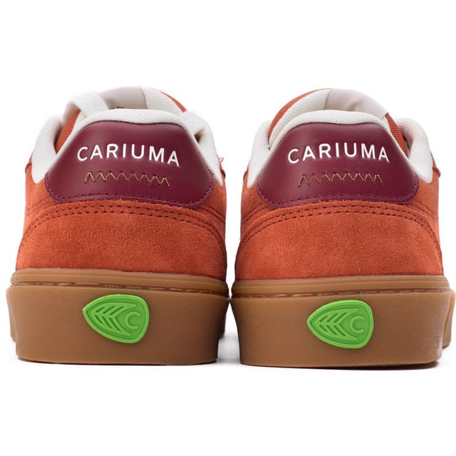 Spring in deze Cariuma Naioca trainers voor een eco-vriendelijke stijl en comfort. Ze hebben een zachte suede bovenkant, in een lichtgewicht silhouet, organische katoen veters, een gewatteerde memory foam binnenzool voor casual comfort en een stevige rubberen zool voor grip. Omarm coole, ontspannen ontwerpen met een goed geweten en geef je garderobe een boost met deze merk skater sneakers.