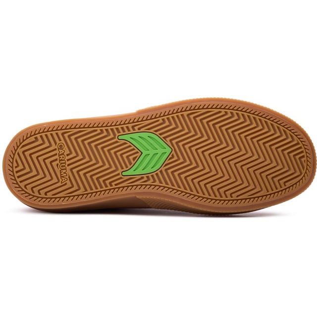 Spring in deze Cariuma Naioca trainers voor een eco-vriendelijke stijl en comfort. Ze hebben een zachte suede bovenkant, in een lichtgewicht silhouet, organische katoen veters, een gewatteerde memory foam binnenzool voor casual comfort en een stevige rubberen zool voor grip. Omarm coole, ontspannen ontwerpen met een goed geweten en geef je garderobe een boost met deze merk skater sneakers.