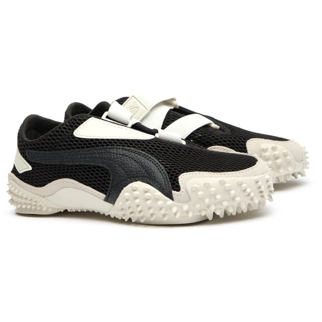 Der Puma Mostro in elegantem Schwarz verwandelt lässiges Schuhwerk mit seinem grenzüberschreitenden Design. Diese hybride Kreation vereint Komfort und unkonventionelle Ästhetik und präsentiert ein markantes, skulpturales Profil, das Aufmerksamkeit erregt. Das strapazierfähige Obermaterial aus Nylon ruht auf einer avantgardistischen Gummisohle mit Spitzen, die unerwarteten Halt bietet, während sie eine schlanke, flache Silhouette beibehält. Perfekt für Trendsetter, die Pumas Erbe innovativer Sportbekleidung mit einem mutigen, zeitgenössischen Twist schätzen.