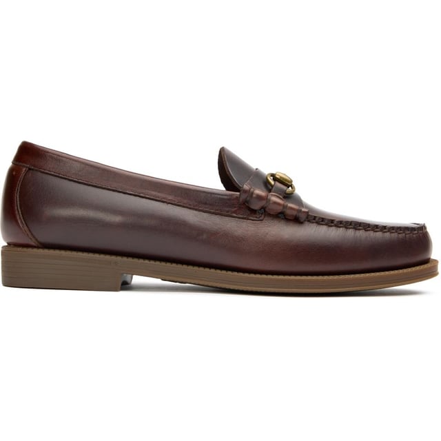 Presentamos los elegantes y sofisticados Easy Weejuns de G.H. Bass, una interpretación vanguardista de un estilo clásico, cuidadosamente elaborados con técnicas de costura manual tradicionales y exclusivas que G.H. Bass ha utilizado desde 1936. Los mocasines Easy Weejuns Penny Loafer están terminados con una suave y flexible suela de goma, que resiste a las inclemencias del tiempo. La innovadora plantilla interna acolchada proporciona la comodidad de una zapatilla de correr, garantizando un paso ligero y acolchado durante todo el día y la noche.
