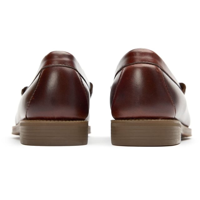 Presentamos los elegantes y sofisticados Easy Weejuns de G.H. Bass, una interpretación vanguardista de un estilo clásico, cuidadosamente elaborados con técnicas de costura manual tradicionales y exclusivas que G.H. Bass ha utilizado desde 1936. Los mocasines Easy Weejuns Penny Loafer están terminados con una suave y flexible suela de goma, que resiste a las inclemencias del tiempo. La innovadora plantilla interna acolchada proporciona la comodidad de una zapatilla de correr, garantizando un paso ligero y acolchado durante todo el día y la noche.