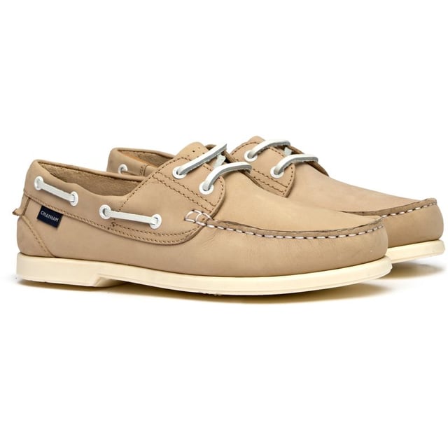Mens white Chatham Marine bow ii shoes, manufactured with nubuck and a rubber sole. Featuring: leather lining and sock, cushioned insock, stitched sole and woven branded tab.