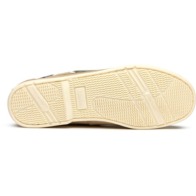 Mens white Chatham Marine bow ii shoes, manufactured with nubuck and a rubber sole. Featuring: leather lining and sock, cushioned insock, stitched sole and woven branded tab.