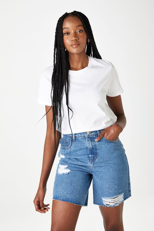 These shorts feature a high waist, slim fit, and a classic 5-pocket denim silhouette.Perfect to pair with tops from our new in section for a more put together look or pair with our new sweatshirts for everyday style and comfort.The perfect shorts for that versatile holiday wardrobe.Responsibly sourced and part of our sustainable range 