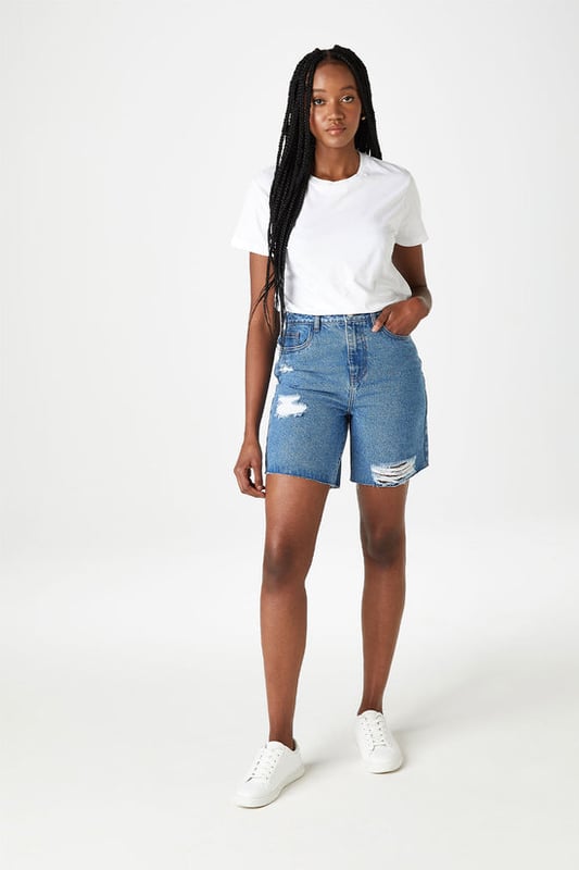 These shorts feature a high waist, slim fit, and a classic 5-pocket denim silhouette.Perfect to pair with tops from our new in section for a more put together look or pair with our new sweatshirts for everyday style and comfort.The perfect shorts for that versatile holiday wardrobe.Responsibly sourced and part of our sustainable range 