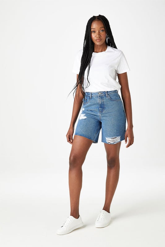 These shorts feature a high waist, slim fit, and a classic 5-pocket denim silhouette.Perfect to pair with tops from our new in section for a more put together look or pair with our new sweatshirts for everyday style and comfort.The perfect shorts for that versatile holiday wardrobe.Responsibly sourced and part of our sustainable range 
