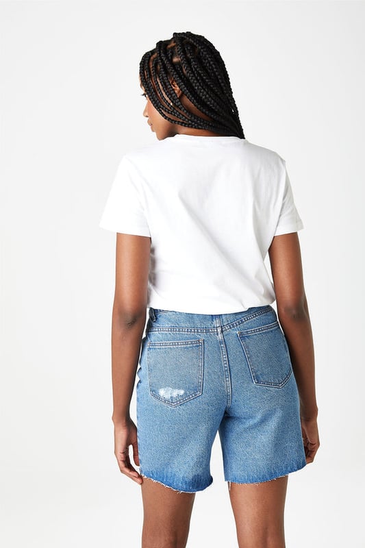 These shorts feature a high waist, slim fit, and a classic 5-pocket denim silhouette.Perfect to pair with tops from our new in section for a more put together look or pair with our new sweatshirts for everyday style and comfort.The perfect shorts for that versatile holiday wardrobe.Responsibly sourced and part of our sustainable range 