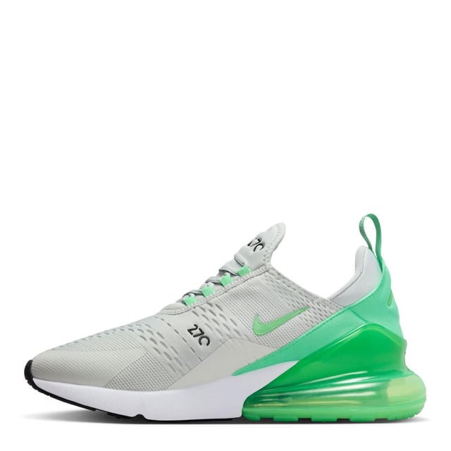 LEGENDAIRE AIR KRIJGT EEN BOOST Nike's eerste lifestyle Air Max combineert stijl, comfort en attitude in de Nike Air Max 270. Het design is geïnspireerd op iconische Air Max-modellen en laat Nike’s innovatie schitteren met een grote Air-unit en frisse kleurencombinaties.
Voordelen
De Max Air 270-unit biedt ongeëvenaard comfort, de hele dag door.
Het gestroomlijnde, hardloop-geïnspireerde design belichaamt alles waar Nike voor staat.
Het bovenwerk van geweven en synthetisch materiaal zorgt voor een licht en ademend gevoel.
De foam middenzool voelt zacht en comfortabel aan.
De elastische binnensok en de sokachtige constructie zorgen voor een persoonlijke pasvorm.
Rubberen buitenzool biedt grip en duurzaamheid.
Productgegevens
Mesh-details voor extra ventilatie
Synthetisch en textiel bovenwerk
Tweedelige middenzool
Nike Air Max Oorsprong De revolutionaire Air-technologie werd in 1978 geïntroduceerd in Nike-schoenen. In 1987 verscheen de Air Max 1, met voor het eerst een zichtbare Air-unit in de hiel. Dit gaf fans niet alleen het gevoel van demping, maar ook de mogelijkheid om het te zien. Sindsdien zijn Air Max-modellen uitgegroeid tot favorieten onder atleten en verzamelaars, dankzij opvallende kleuren en betrouwbare, lichtgewicht demping.