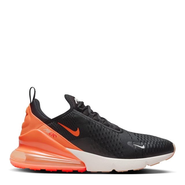 LEGENDAIRE AIR KRIJGT EEN BOOST. Nike’s eerste lifestyle Air Max combineert stijl, comfort en een flinke dosis attitude in de Nike Air Max 270. Het ontwerp is geïnspireerd op iconische Air Max-modellen en laat Nike’s grootste innovatie zien met een groot Air-venster en een frisse reeks kleuren.
Voordelen
De Max Air 270-unit biedt ongeëvenaard comfort, de hele dag door.
Het gestroomlijnde, hardloop-geïnspireerde design weerspiegelt de essentie van Nike.
Geweven en synthetisch materiaal op het bovenwerk zorgt voor een licht en ademend gevoel.
De foam middenzool voelt zacht en comfortabel aan.
De rekbare binnensok en sokachtige constructie zorgen voor een persoonlijke pasvorm.
Rubber op de buitenzool zorgt voor grip en duurzaamheid.
Productgegevens
Mesh-details voor een ademend gevoel
Synthetisch en textiel bovenwerk
Tweedelige middenzool
Oorsprong van Nike Air Max De revolutionaire Air-technologie werd voor het eerst geïntroduceerd in Nike-schoenen in 1978. In 1987 maakte de Air Max 1 zijn debuut met zichtbare Air-technologie in de hiel, waardoor fans niet alleen het dempende effect konden voelen, maar het ook daadwerkelijk konden zien. Sindsdien zijn Air Max-schoenen uitgegroeid tot favorieten bij atleten en verzamelaars, dankzij hun opvallende kleurcombinaties en betrouwbare, lichtgewicht demping.