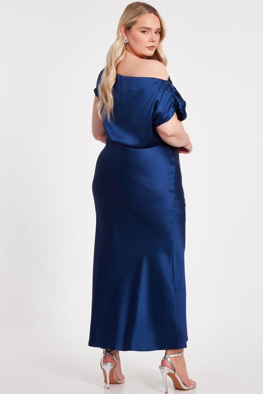 - Satin finish - Drop shoulder - Ruched sleeves - Model height: 5'7" - Model wears uk 18 / us 14 / eur 46 - Always check the wash care label - Cool hand wash with mild detergent