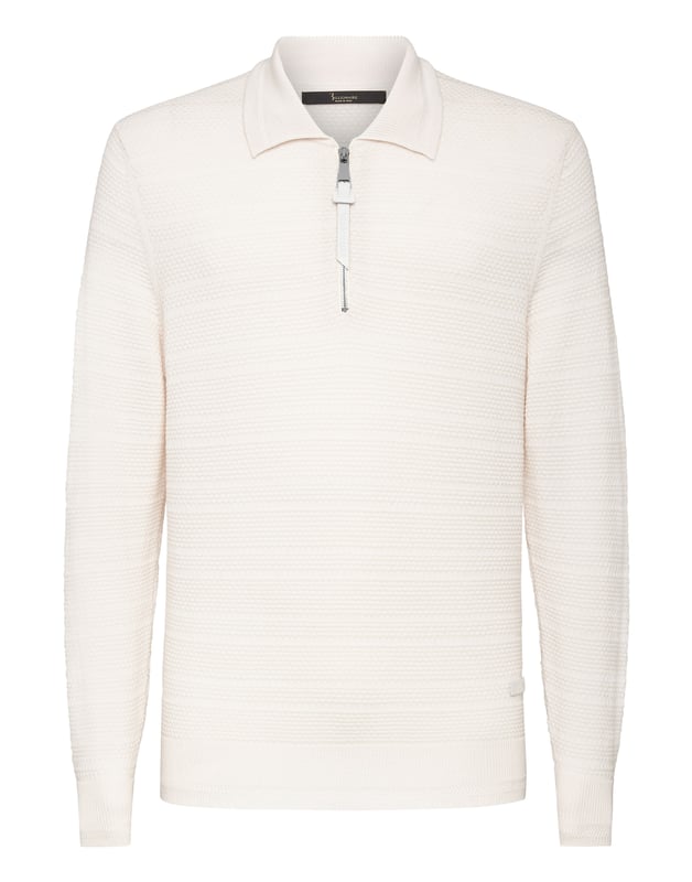 Geweven polo van zuiver merinoswol met lange mouwen. Kraag met rits. Een leren patch met logo is linksonder genaaid. Ribgebreide zomen.