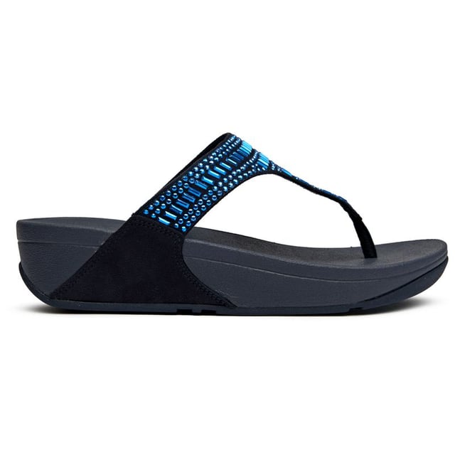 De Fitflop Incastone Teen-Sandaal tilt je dagelijkse flip-flop naar een hoger niveau met verbluffende incastone details die het licht prachtig vangen. Gebouwd op de kenmerkende micro wobbleboard zool van FitFlop, zien deze blauwe sandalen er niet alleen goed uit, ze activeren ook je spieren bij elke stap. De 4 cm hak geeft precies genoeg lift om je benen te verlengen, terwijl het comfort voor een hele dag dragen behouden blijft. Synthetische bovenmaterialen en rubberen zolen zorgen voor duurzaamheid die past bij hun verfijnde stijl.