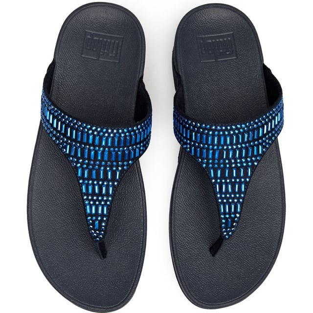 De Fitflop Incastone Teen-Sandaal tilt je dagelijkse flip-flop naar een hoger niveau met verbluffende incastone details die het licht prachtig vangen. Gebouwd op de kenmerkende micro wobbleboard zool van FitFlop, zien deze blauwe sandalen er niet alleen goed uit, ze activeren ook je spieren bij elke stap. De 4 cm hak geeft precies genoeg lift om je benen te verlengen, terwijl het comfort voor een hele dag dragen behouden blijft. Synthetische bovenmaterialen en rubberen zolen zorgen voor duurzaamheid die past bij hun verfijnde stijl.