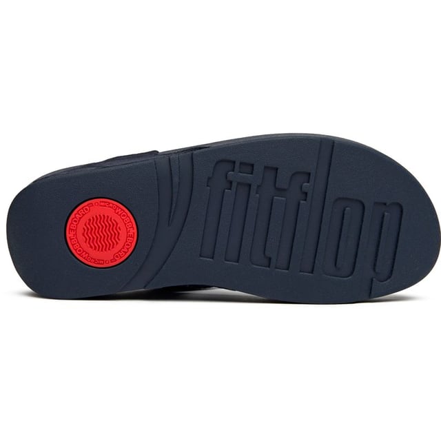 De Fitflop Incastone Teen-Sandaal tilt je dagelijkse flip-flop naar een hoger niveau met verbluffende incastone details die het licht prachtig vangen. Gebouwd op de kenmerkende micro wobbleboard zool van FitFlop, zien deze blauwe sandalen er niet alleen goed uit, ze activeren ook je spieren bij elke stap. De 4 cm hak geeft precies genoeg lift om je benen te verlengen, terwijl het comfort voor een hele dag dragen behouden blijft. Synthetische bovenmaterialen en rubberen zolen zorgen voor duurzaamheid die past bij hun verfijnde stijl.