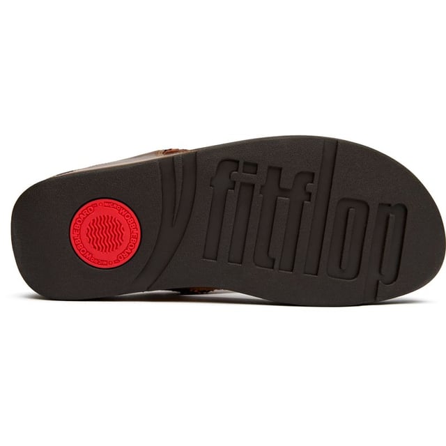 Sandalias Fitflop Lulu Shimmerfoil Las Fitflop Lulu Shimmerfoil aportan un glamour sin esfuerzo a tu paso diario con su llamativo acabado metálico y sutiles detalles de brillo. Construidas sobre la suela micro wobbleboard característica de Fitflop, estas chanclas ofrecen una comodidad excepcional mientras que el tacón de 4 cm añade justo la cantidad adecuada de elevación. La parte superior sintética garantiza durabilidad, mientras que la suela de goma proporciona un agarre fiable para el uso durante todo el día.