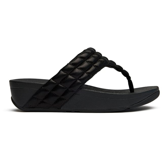 Sandalias Fitflop Lulu Shimmy Con Almohadilla El Fitflop Lulu Padded Shimmy transforma la simple chancleta en una experiencia de bienestar para tus pies. Con su parte superior acolchada y suave y su innovadora suela de micro wobbleboard, cada paso activa tus músculos mientras proporciona una comodidad similar a la de una nube. La elegante construcción sintética negra se combina sin esfuerzo con cualquier look veraniego, mientras que el tacón de 4 cm añade el levantamiento justo para alargar tu silueta. ¿Quién sabía que sentirse bien podría verse tan bien?