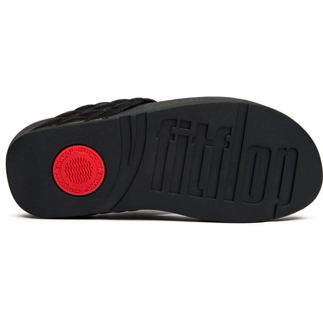 Sandalias Fitflop Lulu Shimmy Con Almohadilla El Fitflop Lulu Padded Shimmy transforma la simple chancleta en una experiencia de bienestar para tus pies. Con su parte superior acolchada y suave y su innovadora suela de micro wobbleboard, cada paso activa tus músculos mientras proporciona una comodidad similar a la de una nube. La elegante construcción sintética negra se combina sin esfuerzo con cualquier look veraniego, mientras que el tacón de 4 cm añade el levantamiento justo para alargar tu silueta. ¿Quién sabía que sentirse bien podría verse tan bien?