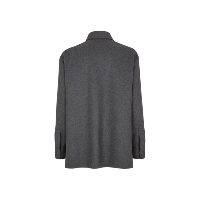 - Composición: 98% Cachemira 2% Elastano - Mangas largas - Cuello camisero - Lavado especializado - Bolsillo con cremallera en el pecho y bolsillos de parche en el bajo - Cierre con botones forrados a juego - Bolsillo en el pecho adornado con un FF en relieve y ribete de piel.
