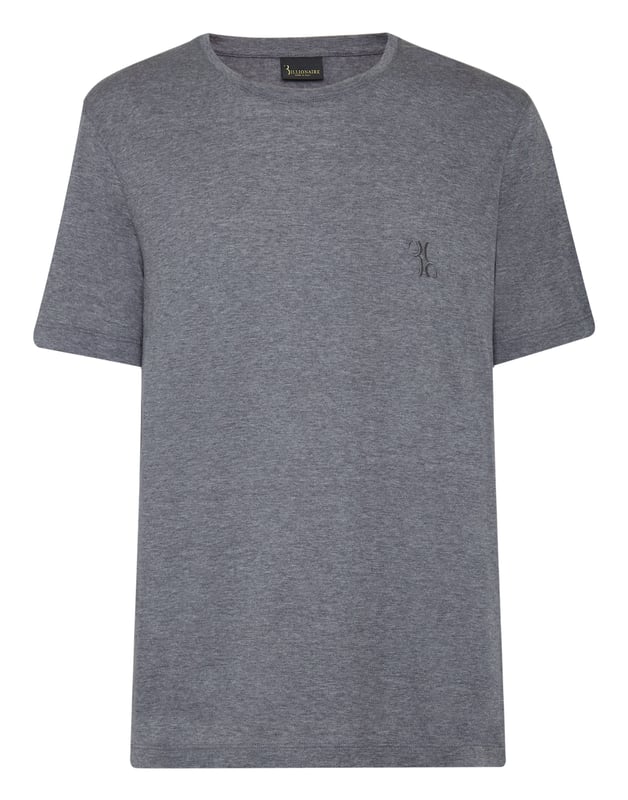 La elegancia se nota en los detalles. Como en el caso de esta camiseta de jerséy de algodón con el icónico escudo tejido en jacquard por toda la espalda. El Monograma de la marca está bordado en el lado izquierdo del pecho. Escote en punto de canalé. Costuras con pespunte doble en ambos puños y dobladillo inferior.
