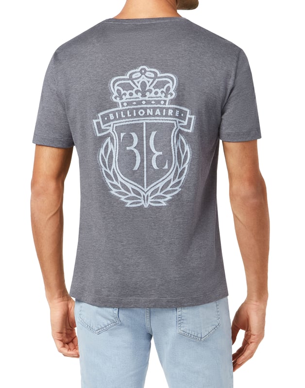 La elegancia se nota en los detalles. Como en el caso de esta camiseta de jerséy de algodón con el icónico escudo tejido en jacquard por toda la espalda. El Monograma de la marca está bordado en el lado izquierdo del pecho. Escote en punto de canalé. Costuras con pespunte doble en ambos puños y dobladillo inferior.