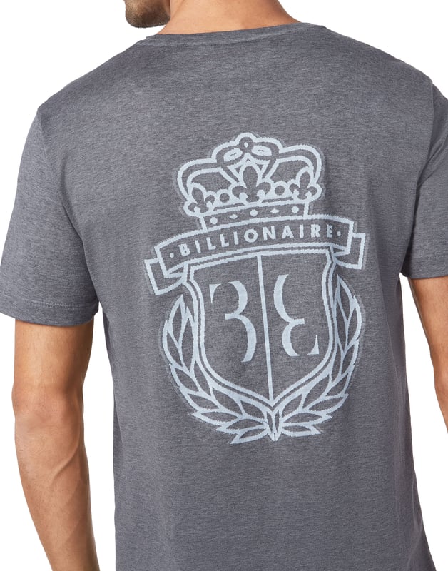 La elegancia se nota en los detalles. Como en el caso de esta camiseta de jerséy de algodón con el icónico escudo tejido en jacquard por toda la espalda. El Monograma de la marca está bordado en el lado izquierdo del pecho. Escote en punto de canalé. Costuras con pespunte doble en ambos puños y dobladillo inferior.