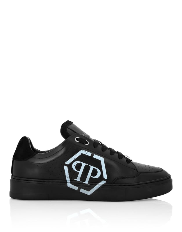 Estas zapatillas de caña baja combinan a la perfección la modernidad y la artesanía de lujo, con un emblemático emblema hexagonal que transmite un estilo atrevido y contemporáneo.   Confeccionadas en piel de ternero de primera calidad para un acabado refinado y flexible.   Adornado con un llamativo emblema hexagonal que añade un toque distintivo.   Los detalles de inserción metálica realzan el atractivo moderno de la zapatilla.   Forradas en piel lisa para ofrecer comodidad durante todo el día y un tacto premium.   Perfectas para elevar los looks informales con una silueta impactante.