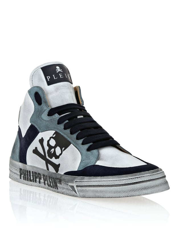 Diese High-Top-Sneaker kanalisieren Retro-Coolness mit einem modernen Twist und vereinen mühelos kühnes Design mit luxuriöser Handwerkskunst für auffälligen Streetstyle.   Gefertigt aus einer Mischung aus hochwertigem Rindspaltleder und Kalbsleder für ein raffiniertes, strukturiertes Finish.   Das charakteristische Totenkopf-Detail unterstreicht den kantigen, unverwechselbaren Look der Sneaker.   Weiches Lederfutter sorgt für überlegenen Komfort und Atmungsaktivität.   High-Top-Silhouette fügt eine dynamische Aussage zu jedem Outfit hinzu.   Perfekt für die Aufwertung von Streetwear-inspirierten Looks mit einem Hauch von Luxus Kante.