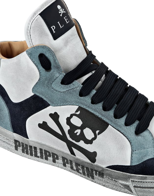 Diese High-Top-Sneaker kanalisieren Retro-Coolness mit einem modernen Twist und vereinen mühelos kühnes Design mit luxuriöser Handwerkskunst für auffälligen Streetstyle.   Gefertigt aus einer Mischung aus hochwertigem Rindspaltleder und Kalbsleder für ein raffiniertes, strukturiertes Finish.   Das charakteristische Totenkopf-Detail unterstreicht den kantigen, unverwechselbaren Look der Sneaker.   Weiches Lederfutter sorgt für überlegenen Komfort und Atmungsaktivität.   High-Top-Silhouette fügt eine dynamische Aussage zu jedem Outfit hinzu.   Perfekt für die Aufwertung von Streetwear-inspirierten Looks mit einem Hauch von Luxus Kante.