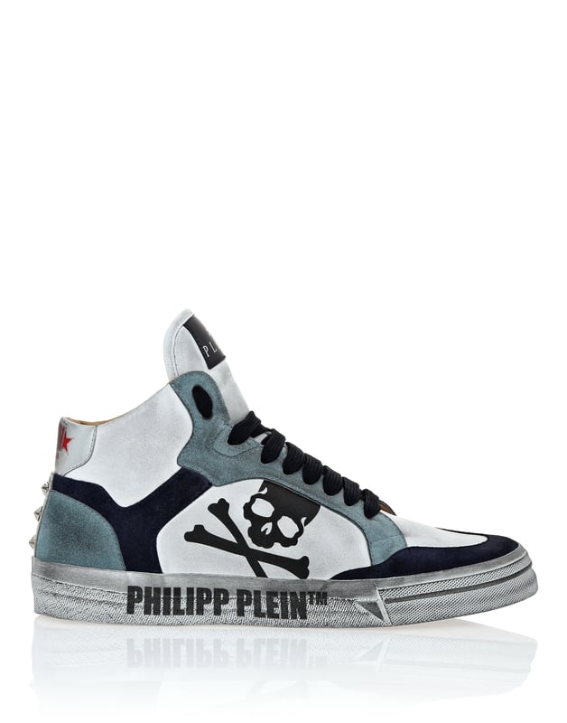 Diese High-Top-Sneaker kanalisieren Retro-Coolness mit einem modernen Twist und vereinen mühelos kühnes Design mit luxuriöser Handwerkskunst für auffälligen Streetstyle.   Gefertigt aus einer Mischung aus hochwertigem Rindspaltleder und Kalbsleder für ein raffiniertes, strukturiertes Finish.   Das charakteristische Totenkopf-Detail unterstreicht den kantigen, unverwechselbaren Look der Sneaker.   Weiches Lederfutter sorgt für überlegenen Komfort und Atmungsaktivität.   High-Top-Silhouette fügt eine dynamische Aussage zu jedem Outfit hinzu.   Perfekt für die Aufwertung von Streetwear-inspirierten Looks mit einem Hauch von Luxus Kante.