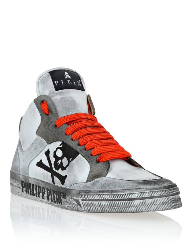 Diese High-Top-Sneaker kanalisieren Retro-Coolness mit einem modernen Twist und vereinen mühelos kühnes Design mit luxuriöser Handwerkskunst für auffälligen Streetstyle.   Gefertigt aus einer Mischung aus hochwertigem Rindspaltleder und Kalbsleder für ein raffiniertes, strukturiertes Finish.   Das charakteristische Totenkopf-Detail unterstreicht den kantigen, unverwechselbaren Look der Sneaker.   Weiches Lederfutter sorgt für überlegenen Komfort und Atmungsaktivität.   High-Top-Silhouette fügt eine dynamische Aussage zu jedem Outfit hinzu.   Perfekt für die Aufwertung von Streetwear-inspirierten Looks mit einem Hauch von Luxus Kante.