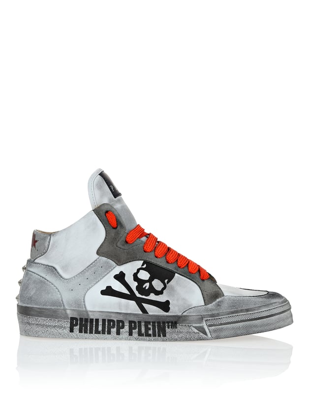 Diese High-Top-Sneaker kanalisieren Retro-Coolness mit einem modernen Twist und vereinen mühelos kühnes Design mit luxuriöser Handwerkskunst für auffälligen Streetstyle.   Gefertigt aus einer Mischung aus hochwertigem Rindspaltleder und Kalbsleder für ein raffiniertes, strukturiertes Finish.   Das charakteristische Totenkopf-Detail unterstreicht den kantigen, unverwechselbaren Look der Sneaker.   Weiches Lederfutter sorgt für überlegenen Komfort und Atmungsaktivität.   High-Top-Silhouette fügt eine dynamische Aussage zu jedem Outfit hinzu.   Perfekt für die Aufwertung von Streetwear-inspirierten Looks mit einem Hauch von Luxus Kante.