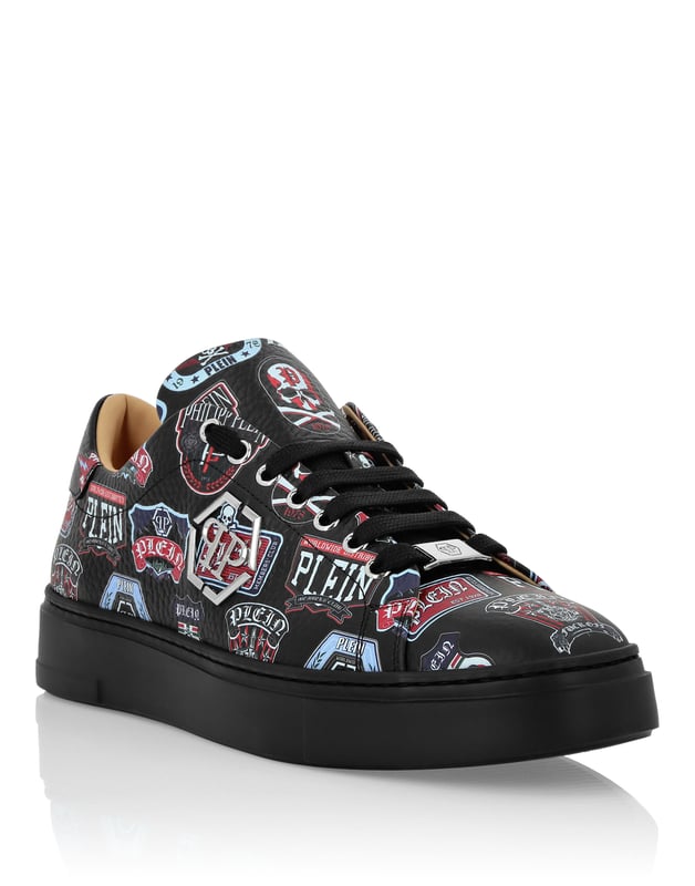 Diese verspielten Low-Top-Sneaker zelebrieren mit ihrem auffälligen Patchwork-Design die Individualität der modernen Streetwear. Gefertigt mit einem Fokus auf Details und Handwerkskunst, bringen sie Energie zu jedem Schritt.   Gefertigt aus luxuriösem Rindsleder für ein glattes, hochwertiges Gefühl.   Lebendiges Patch-Detail fügt einen einzigartigen, aussagekräftigen Touch hinzu.   Signatur-Metalleinsatz verbessert den unverwechselbaren Look der Sneaker.   Lederfutter bietet Komfort und Atmungsaktivität für den ganzen Tag.   Perfekt für das Hinzufügen einer dynamischen, Streetwear-inspirierten Kante zu lässigen Outfits.