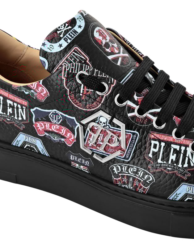 Diese verspielten Low-Top-Sneaker zelebrieren mit ihrem auffälligen Patchwork-Design die Individualität der modernen Streetwear. Gefertigt mit einem Fokus auf Details und Handwerkskunst, bringen sie Energie zu jedem Schritt.   Gefertigt aus luxuriösem Rindsleder für ein glattes, hochwertiges Gefühl.   Lebendiges Patch-Detail fügt einen einzigartigen, aussagekräftigen Touch hinzu.   Signatur-Metalleinsatz verbessert den unverwechselbaren Look der Sneaker.   Lederfutter bietet Komfort und Atmungsaktivität für den ganzen Tag.   Perfekt für das Hinzufügen einer dynamischen, Streetwear-inspirierten Kante zu lässigen Outfits.