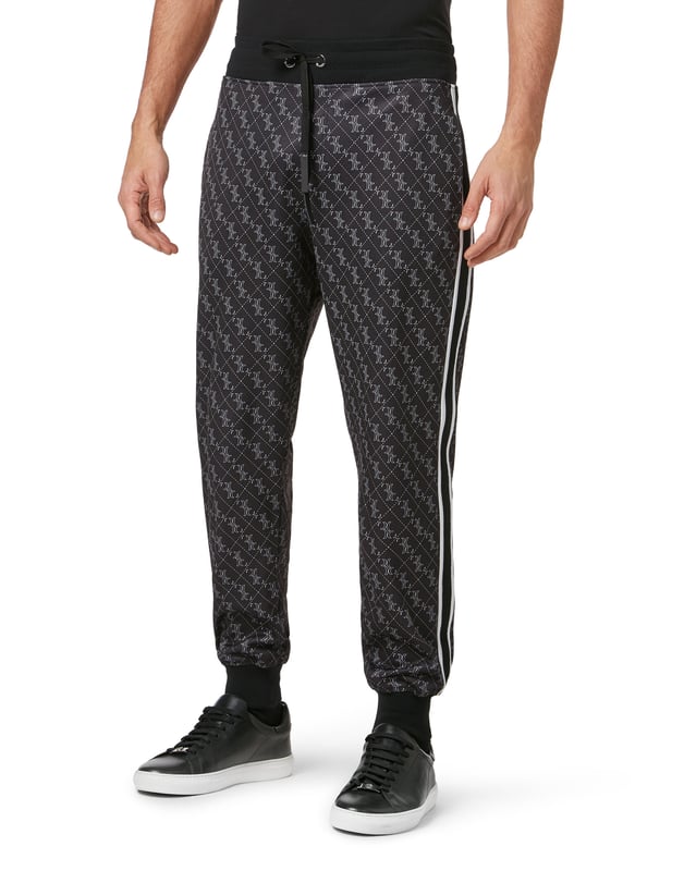 Peppen Sie Ihr Trainingsoutfit mit diesem Fleece-Jogginganzug aus Baumwollmischung mit Log-Print auf. Das Set ist mit Farbblockeffekten und gestreiften Seitenbändern verziert. Die Sweatjacke mit Reißverschluss hat zwei Eingrifftaschen. Die Hose hat einen Kordelzug in der Taille, zwei Taschen auf der Vorderseite und eine mit Schlitz auf der Rückseite. Säume aus Rippstrick.
