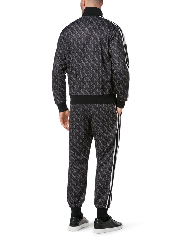 Peppen Sie Ihr Trainingsoutfit mit diesem Fleece-Jogginganzug aus Baumwollmischung mit Log-Print auf. Das Set ist mit Farbblockeffekten und gestreiften Seitenbändern verziert. Die Sweatjacke mit Reißverschluss hat zwei Eingrifftaschen. Die Hose hat einen Kordelzug in der Taille, zwei Taschen auf der Vorderseite und eine mit Schlitz auf der Rückseite. Säume aus Rippstrick.