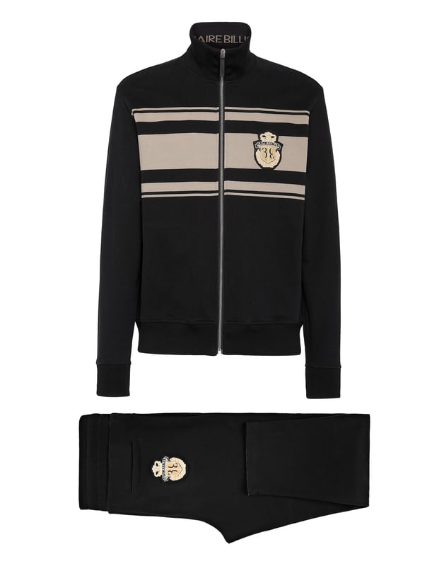 Peppen Sie Ihr Trainingsoutfit mit diesem farbigen Fleece-Jogginganzug aus Baumwolle auf. Die Stickerei des kultigen Wappens und die jacquardgestreiften Seitenbänder zieren das Set. Die Sweatjacke mit Reißverschluss hat zwei Eingrifftaschen. Die Hose hat einen Kordelzug in der Taille, zwei Taschen auf der Vorderseite und eine mit Schlitz auf der Rückseite. Die Rippstrickbündchen sind mit dem Marken-Jacquard auf der Innenseite verziert.