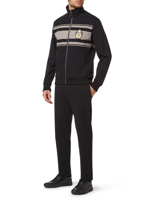Peppen Sie Ihr Trainingsoutfit mit diesem farbigen Fleece-Jogginganzug aus Baumwolle auf. Die Stickerei des kultigen Wappens und die jacquardgestreiften Seitenbänder zieren das Set. Die Sweatjacke mit Reißverschluss hat zwei Eingrifftaschen. Die Hose hat einen Kordelzug in der Taille, zwei Taschen auf der Vorderseite und eine mit Schlitz auf der Rückseite. Die Rippstrickbündchen sind mit dem Marken-Jacquard auf der Innenseite verziert.