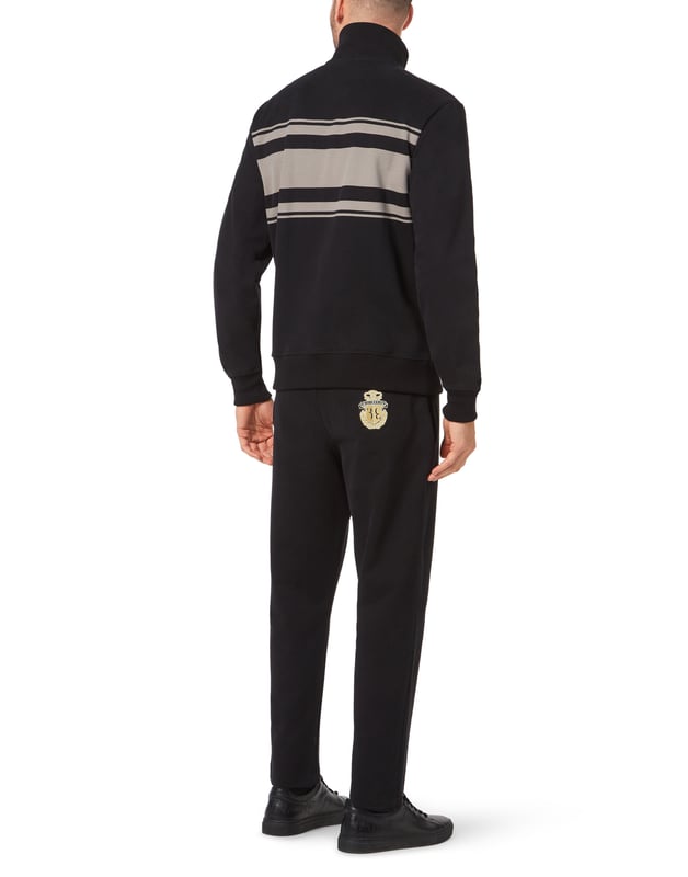 Peppen Sie Ihr Trainingsoutfit mit diesem farbigen Fleece-Jogginganzug aus Baumwolle auf. Die Stickerei des kultigen Wappens und die jacquardgestreiften Seitenbänder zieren das Set. Die Sweatjacke mit Reißverschluss hat zwei Eingrifftaschen. Die Hose hat einen Kordelzug in der Taille, zwei Taschen auf der Vorderseite und eine mit Schlitz auf der Rückseite. Die Rippstrickbündchen sind mit dem Marken-Jacquard auf der Innenseite verziert.