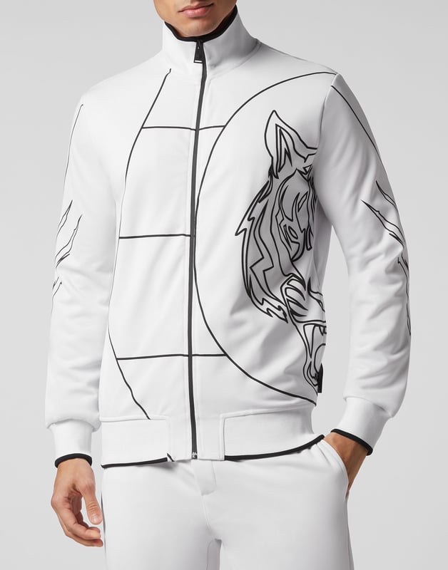 Hier ist dein neuer Trainingsanzug, perfekt für dein Training und auch für deine Freizeit.    Triacetat mit Gaze-Futter     Markengrafik allover    Schriftzugdruck auf dem Rücken    Zwei Eingrifftaschen an der Sweatjacke mit wasserdichtem Reißverschluss     Taillenbund mit Kordelzug    Rippstrickbündchen