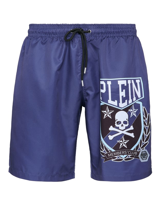 Estos shorts son toda una declaración de intenciones con el icónico motivo Skull & Bones, que combina un diseño atrevido con un estilo desenfadado. Perfectos para los días informales o para realzar un look informal.   Confección ligera para un ajuste cómodo y relajado.   Estampado Skull & Bones para un toque Plein inconfundible.   Cintura elástica con cordón para un ajuste regulable y seguro.    Suficientemente versátil para descansar, entrenar o llevar en el tiempo libre.    Diseño distintivo que encarna un estilo contemporáneo e intrépido.