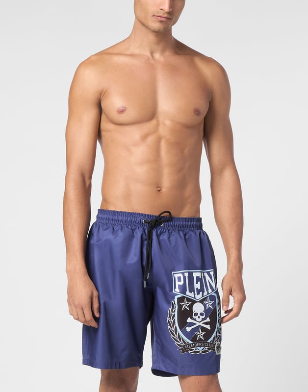 Estos shorts son toda una declaración de intenciones con el icónico motivo Skull & Bones, que combina un diseño atrevido con un estilo desenfadado. Perfectos para los días informales o para realzar un look informal.   Confección ligera para un ajuste cómodo y relajado.   Estampado Skull & Bones para un toque Plein inconfundible.   Cintura elástica con cordón para un ajuste regulable y seguro.    Suficientemente versátil para descansar, entrenar o llevar en el tiempo libre.    Diseño distintivo que encarna un estilo contemporáneo e intrépido.