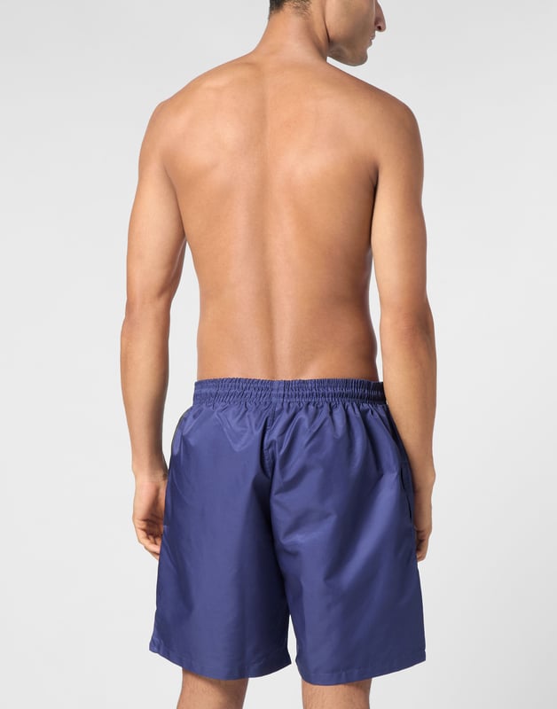 Estos shorts son toda una declaración de intenciones con el icónico motivo Skull & Bones, que combina un diseño atrevido con un estilo desenfadado. Perfectos para los días informales o para realzar un look informal.   Confección ligera para un ajuste cómodo y relajado.   Estampado Skull & Bones para un toque Plein inconfundible.   Cintura elástica con cordón para un ajuste regulable y seguro.    Suficientemente versátil para descansar, entrenar o llevar en el tiempo libre.    Diseño distintivo que encarna un estilo contemporáneo e intrépido.