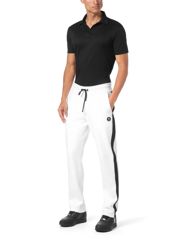 Eleva tu colección de ropa de estar por casa con estos lujosos pantalones de chándal, diseñados para ofrecer una comodidad refinada y un estilo contemporáneo. Confeccionados en algodón de primera calidad, aportan un toque sofisticado al estilo casual.    Confección en lujoso algodón que garantiza un tacto suave y transpirable.   Silueta entallada para un ajuste moderno y elegante.   Cintura elástica con cordón para una comodidad personalizada.   Los puños acanalados añaden un toque refinado a la silueta atlética.   Perfectos para combinar con una sudadera con capucha a juego o una camiseta informal.