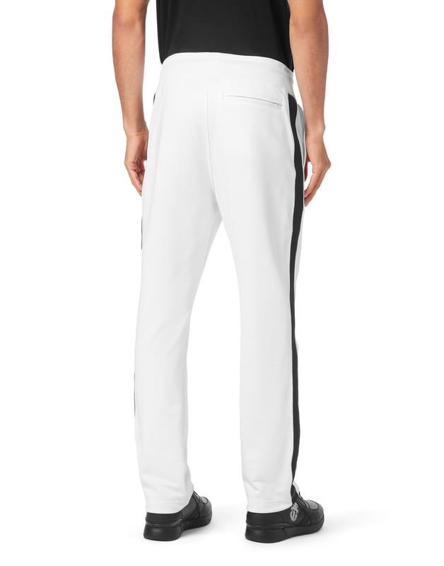 Eleva tu colección de ropa de estar por casa con estos lujosos pantalones de chándal, diseñados para ofrecer una comodidad refinada y un estilo contemporáneo. Confeccionados en algodón de primera calidad, aportan un toque sofisticado al estilo casual.    Confección en lujoso algodón que garantiza un tacto suave y transpirable.   Silueta entallada para un ajuste moderno y elegante.   Cintura elástica con cordón para una comodidad personalizada.   Los puños acanalados añaden un toque refinado a la silueta atlética.   Perfectos para combinar con una sudadera con capucha a juego o una camiseta informal.