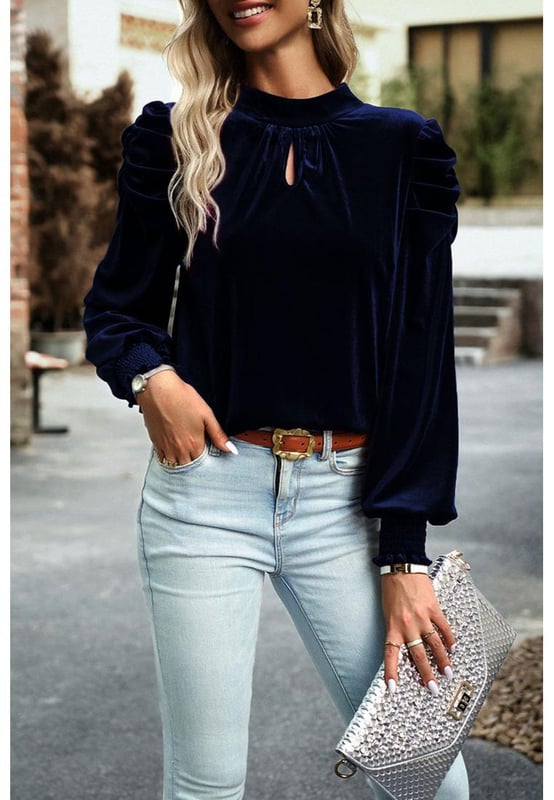 Blusa de manga larga de tela de terciopelo con cuello alto amarrado.
  95% poliester 5% elastano.
  Material ligeramente elastico.
  Tejido de terciopelo opaco.
  Lavar a maquina con agua fria secar en secadora a temperatura baja.
  Importado.