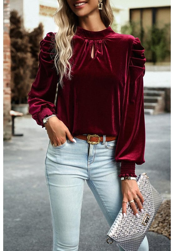 Blusa de manga larga de tela de terciopelo con cuello alto amarrado.
  95% poliester 5% elastano.
  Material ligeramente elastico.
  Tejido de terciopelo opaco.
  Lavar a maquina con agua fria secar en secadora a temperatura baja.
  Importado.