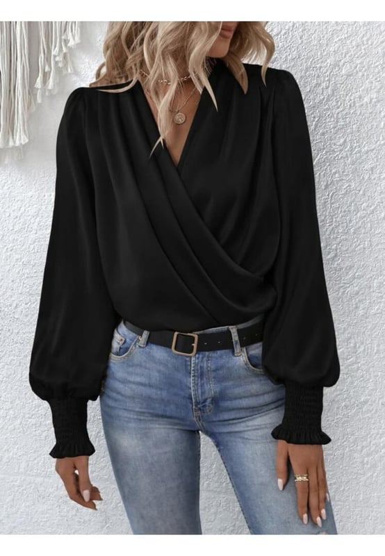 Basic-Stil Wickelbluse  
Hergestellt aus 100% Polyester  
Opake Oberfläche  
Kein Dehnbarem Material  
Rüschendetails  
Lanternenärmel  
Maschinenwäsche kalt  
Im Wäschetrockner bei niedriger Temperatur trocknen  
Importiert  
S: Vorderlänge 61,5 cm, Oberweite 96 cm, Ärmellänge 64,5 cm  
M: Vorderlänge 62,5 cm, Oberweite 100 cm, Ärmellänge 65,5 cm  
L: Vorderlänge 64 cm, Oberweite 106 cm, Ärmellänge 66,5 cm  