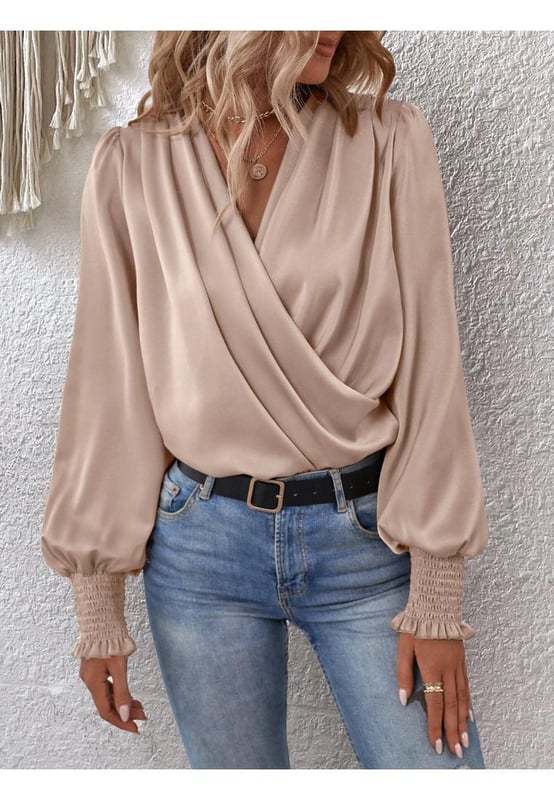 Basis Stil Wickelbluse  
Hergestellt aus 100% Polyester  
Undurchsichtige Optik  
Kein dehnbares Material  
Gerüschte Details  
Laternenärmel  
Maschinenwäsche kalt  
Trocknen im Schonprogramm  
Importiert  
S: Frontlänge 61,5 cm, Brust 96,0 cm, Ärmellänge 64,5 cm  
M: Frontlänge 62,5 cm, Brust 100,0 cm, Ärmellänge 65,5 cm  
L: Frontlänge 64,0 cm, Brust 106,0 cm, Ärmellänge 66,5 cm