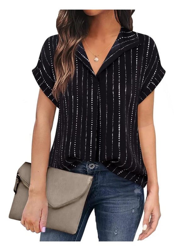 Damen Bluse mit Kragen und kurzen Ärmeln  
  Basic-Stil  
  Keine Dehnung  
  100% Polyester  
  Maschinenwäsche kalt  
  Trocknen bei niedriger Temperatur  
  Importiert  
  Größe S: Oberteil Länge 65 cm, Brust 100 cm  
  Größe M: Oberteil Länge 66 cm, Brust 105 cm  
  Größe L: Oberteil Länge 67 cm, Brust 110 cm  
  Größe XL: Oberteil Länge 68 cm, Brust 118 cm  
  Größe 2XL: Oberteil Länge 69 cm, Brust 126 cm  
Material: Polyester